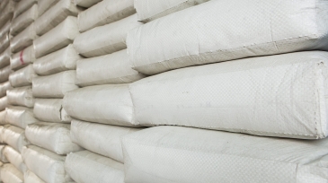 Pile,Of,White,Plastic,Sacks,In,Warehouse